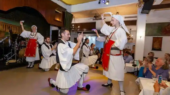 Noite Grega Aut&ecirc;ntica em Plaka: Jantar, Show ao Vivo e a Tradicional Quebra de Pratos